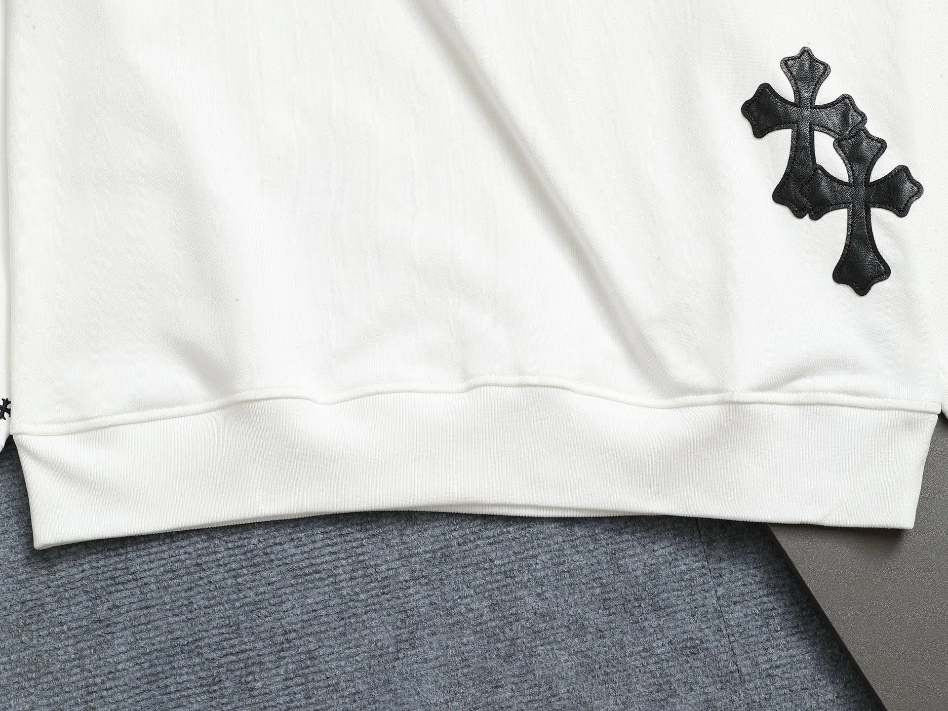 P230 Chrome hearts ch Chrome hearts cross leather embroidered round neck sweatshirt, large version, loose and stylish, low version, slim version, upper body and crotch pull, 100% commitment: top quality, not fast food, the highest version on the market, top quality, 420 grams, 26 custom-dyed double yarn cotton, same style for men and women, complete with three standards. Color: Black White Size: XS-L